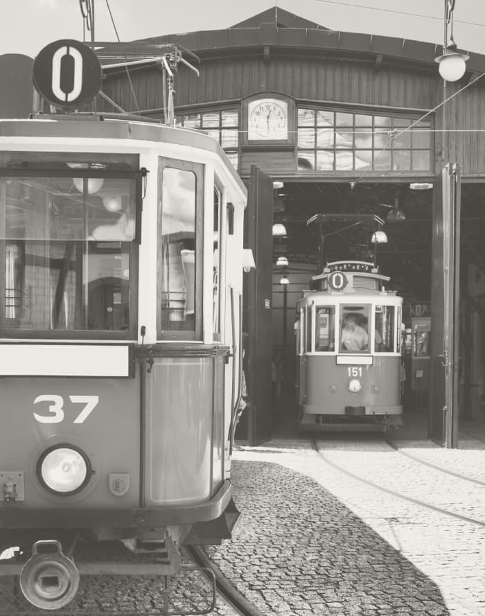 Zabytkowe tramwaje w zajezdni